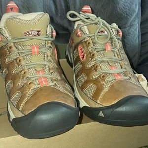 Keen woman’s size 10 targhee vent